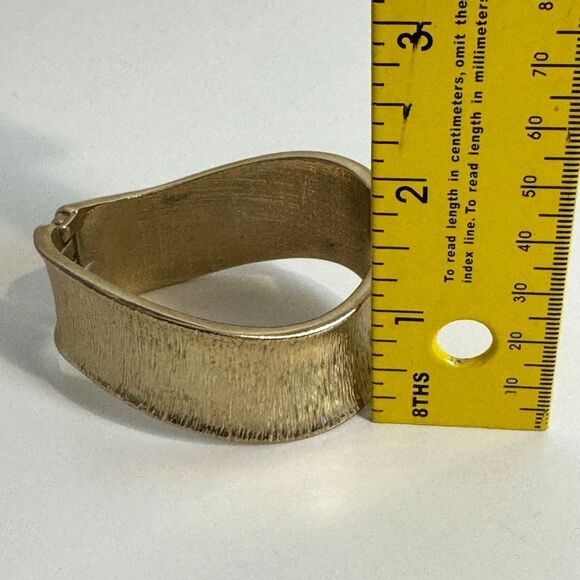 VTG Gold Tone Textured Wavy 1” Hinged Bangle Bracelet - Picture 5 of 5